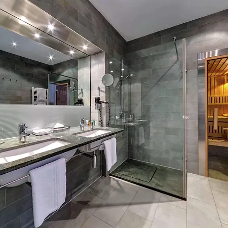 Hilton Garden Neckarpark Hotel 4*