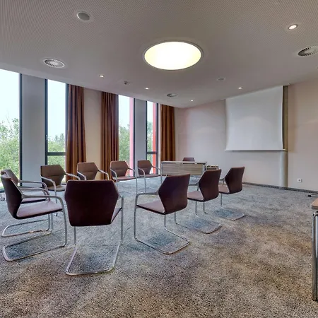 Hilton Garden Neckarpark Hotel 4*