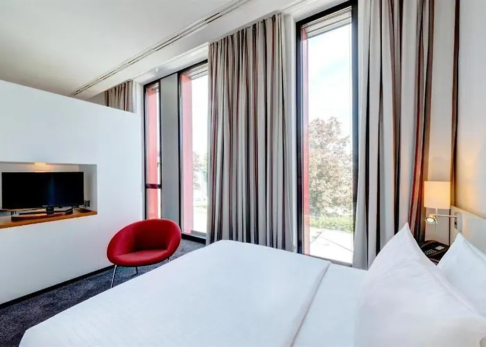 Hilton Garden Neckarpark Hotel 4*