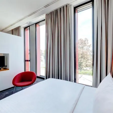 Hilton Garden Neckarpark מלון 4*