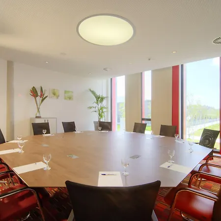 Hilton Garden Neckarpark מלון 4*